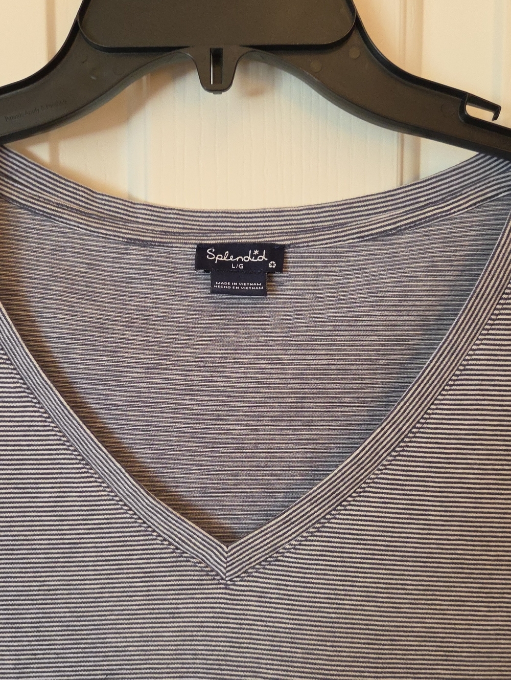Splendid Striped V-Neck Tee in Gray & White Large